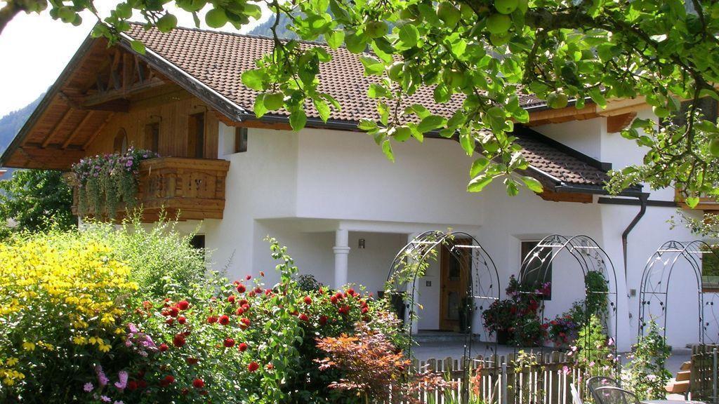 Apart Daniel Ried im Oberinntal Bilik gambar